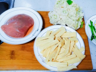 菜花腐竹焖肉片,主食材如图，猪肉、腐竹、菜花。