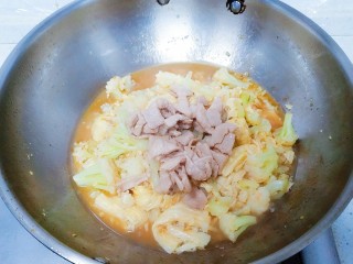 菜花腐竹焖肉片,水开后，加入肉片，加盐，还有其他调料，翻炒，小火让它煮一会。