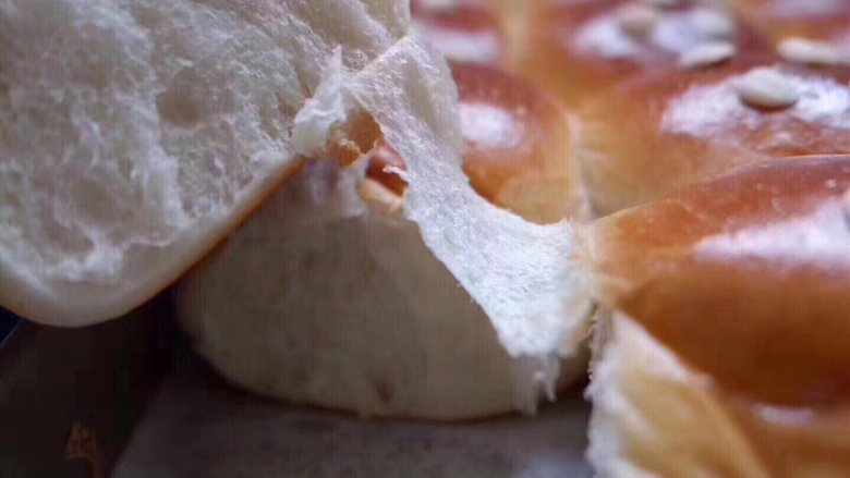 一次发酵—酸奶杏仁小餐包,成品图，组织细腻还拉丝，一次发酵的面包也疯狂
	
	
	
	