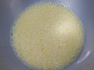 一次发酵—酸奶杏仁小餐包,酵母牛奶混合搅拌均匀。