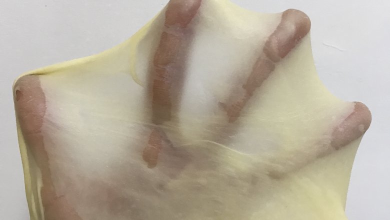 一次发酵—酸奶杏仁小餐包,能拉出有韧性且不易破的薄膜即可。