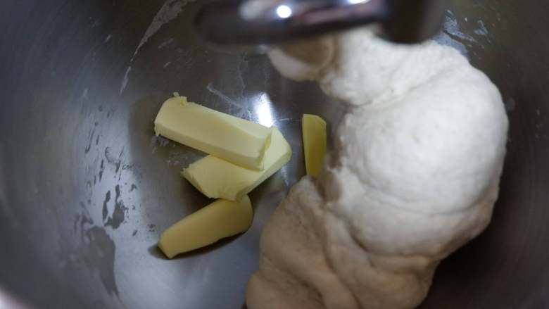 一次发酵—酸奶杏仁小餐包,然后加入黄油揉至完全扩展状态。