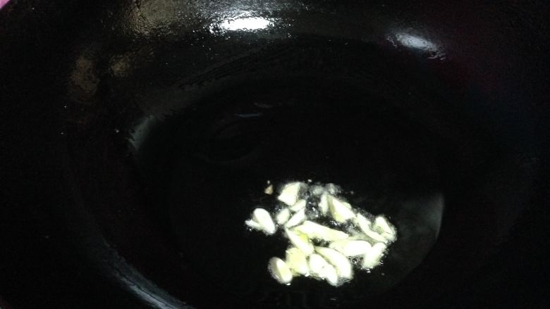 素菜也美味――韭菜蛋干炒薄脆,热锅凉油放入蒜碎炒出香味