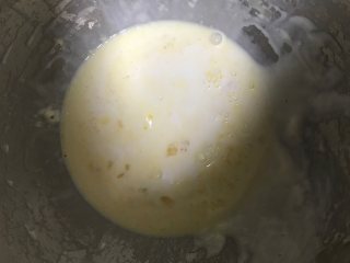 一次发酵—酸奶杏仁小餐包,在将酸奶和淡奶油倒入。