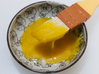 一次发酵—酸奶杏仁小餐包,发酵好的面包表面刷上蛋液或者牛奶。