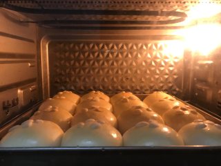 一次发酵—酸奶杏仁小餐包,烤箱预热，170度20分钟左右
注意观察，上色满意及时盖锡纸。