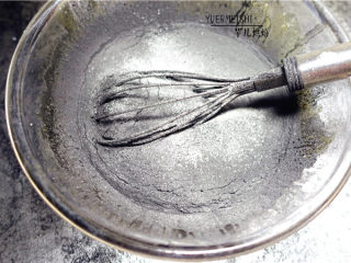 竹炭奶油卷,筛入混合均匀的竹炭粉和低粉。