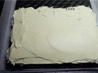 竹炭奶油卷,.涂抹奶油的时候靠近蛋糕卷中心的一端多涂抹一些，尾部一端要薄一些。留2厘米不抹奶油。