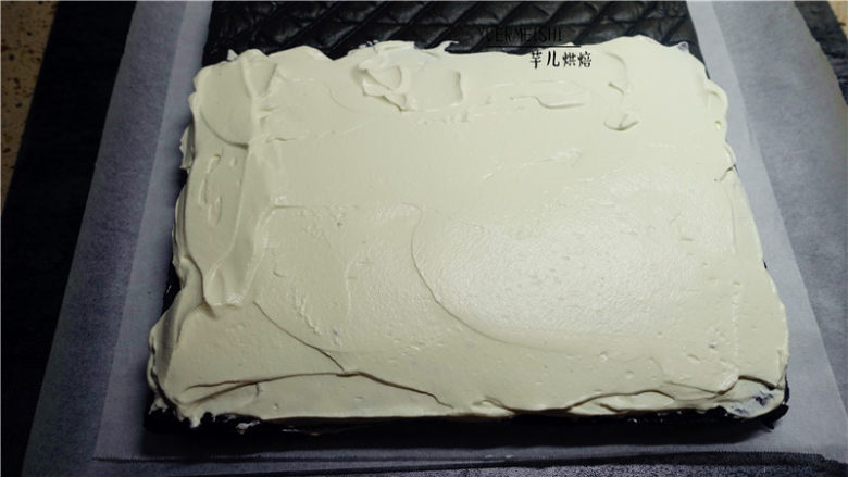 竹炭奶油卷,.涂抹奶油的时候靠近蛋糕卷中心的一端多涂抹一些，尾部一端要薄一些。留2厘米不抹奶油。