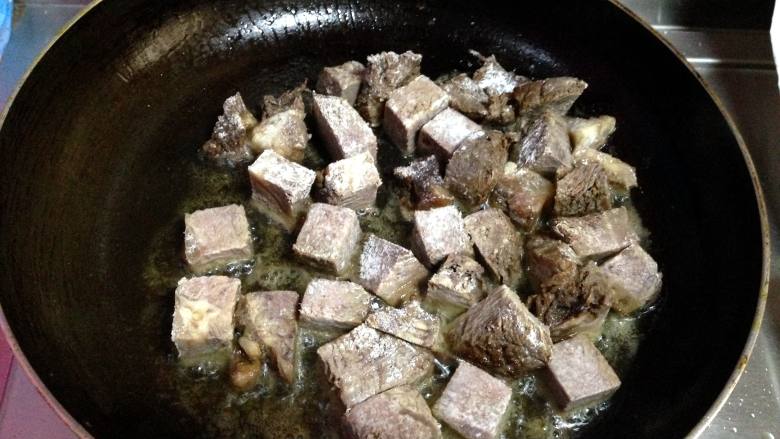 咖喱牛肉盖浇饭,
原锅倒入牛肉煎至表面金黄捞出备用