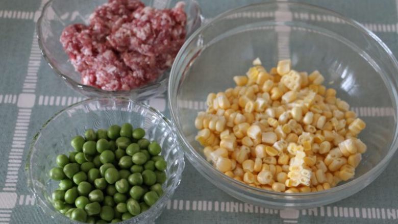 儿童餐之营养多彩豆,准备好主要材料
玉米剥粒粒