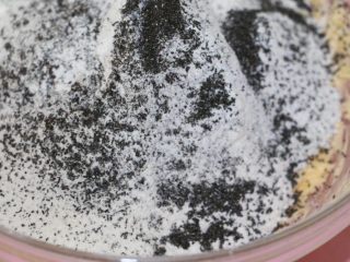 低脂健康红茶燕麦饼干,筛入混合好的低筋粉和红茶