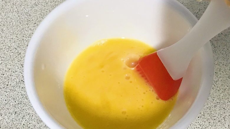 私家版培根牙签油条,蛋液搅拌均匀。
