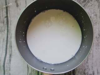 焦香藕夹,碗中打入一个鸡蛋，加入适量面粉，加入适量清水，调成无颗粒的面糊
