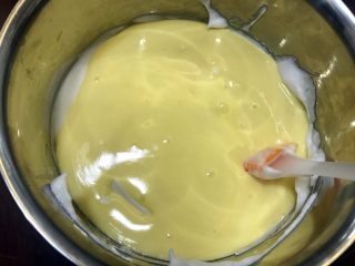 水果蛋糕,混合后的蛋黄糊全部倒入蛋白霜中，继续快速切拌法拌匀