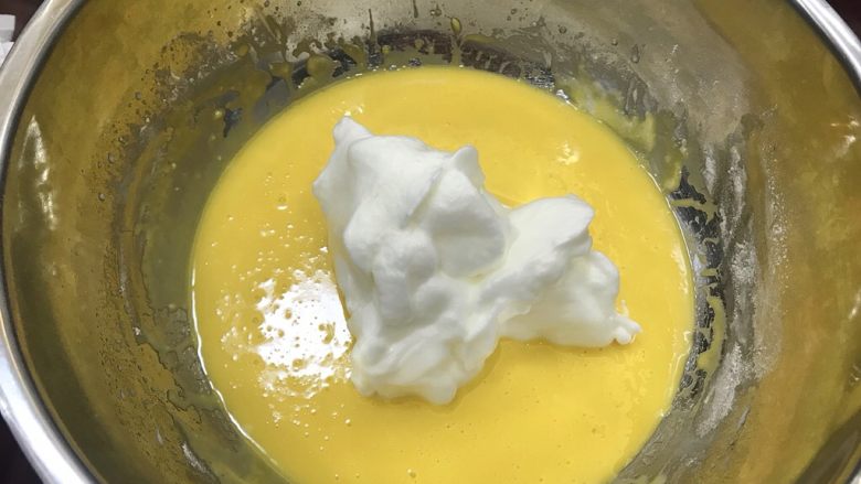 水果蛋糕,取三分之一蛋白霜混入蛋黄糊中，切拌法切拌均匀