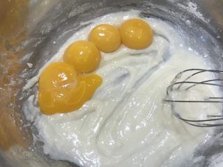 水果蛋糕,拌匀的面粉中加入四个蛋黄