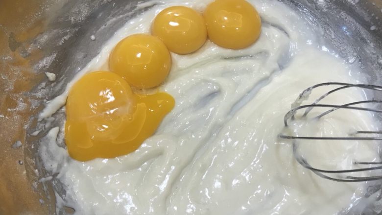 水果蛋糕,拌匀的面粉中加入四个蛋黄