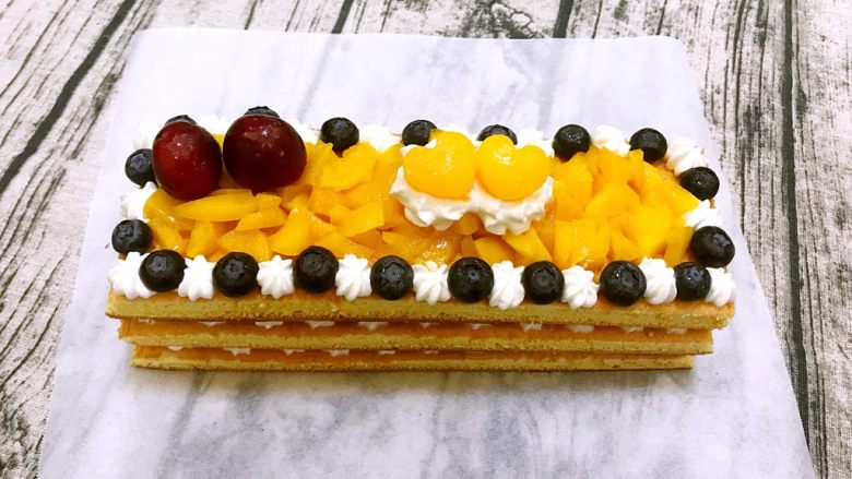 水果蛋糕,摆上两个车厘子和心形💕黄桃块