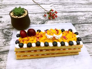 水果蛋糕,撒上一层玫瑰花瓣，美味的水果蛋糕做好啦