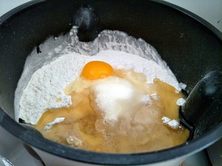 玉米面土司,把除黄油的所有食材全部放在盆中。