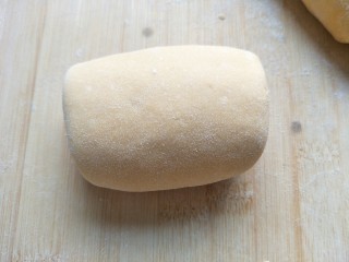 玉米面土司,接着挨个卷起来，放入土司盒发酵。