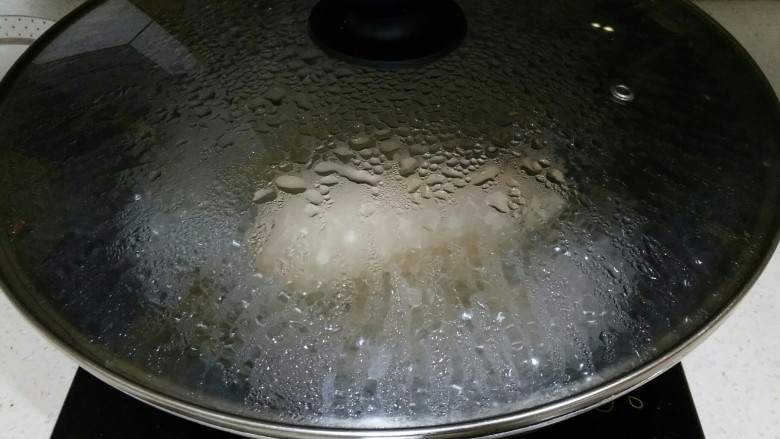 健脾开胃糯米藕,开火慢慢煮。最后发现这锅过太宽，水盖不过藕，就换成了汤锅。