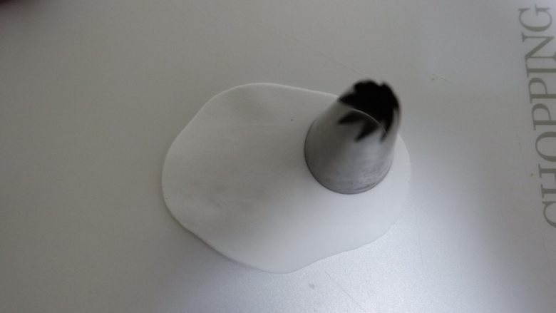 卡通汤圆—熊本,擀成薄片，用圆形模具压出一个圆形