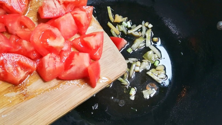 色彩斑斓～开胃榨菜番茄鸡蛋汤,放入番茄