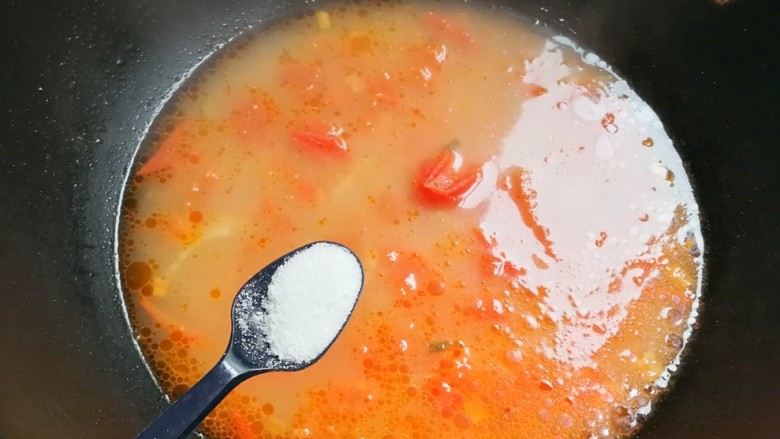 色彩斑斓～开胃榨菜番茄鸡蛋汤,放入一小勺盐