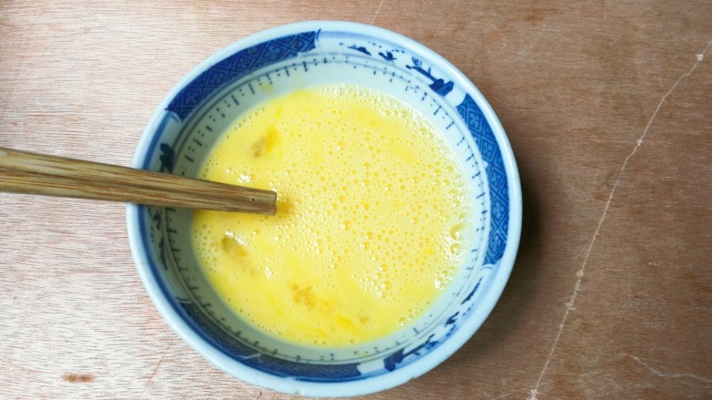 色彩斑斓～开胃榨菜番茄鸡蛋汤,用筷子打散成蛋液