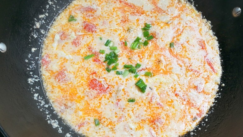 色彩斑斓～开胃榨菜番茄鸡蛋汤,撒入葱花