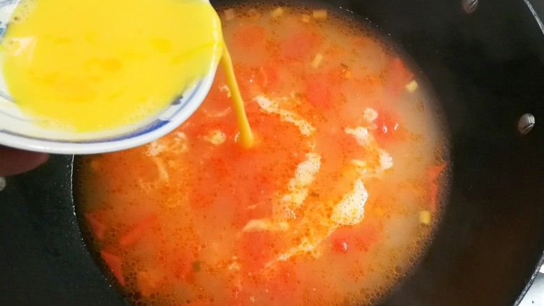 色彩斑斓～开胃榨菜番茄鸡蛋汤,淋入蛋液