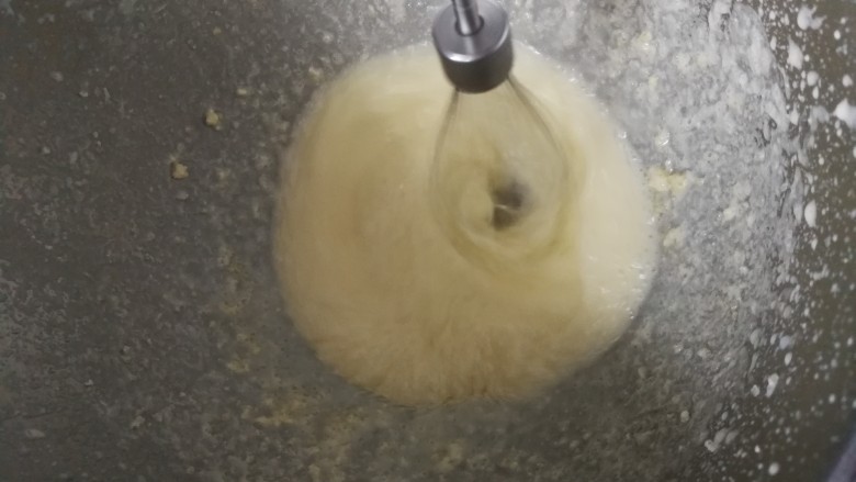 软妹纸——蛋糕甜甜圈(油炸版),一次性加入水，继续搅拌均匀