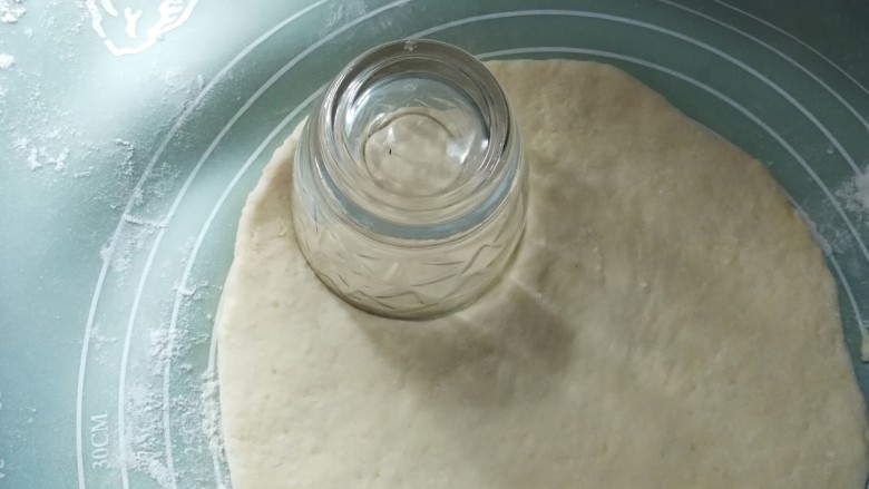 软妹纸——蛋糕甜甜圈(油炸版),用一个杯子压外圈