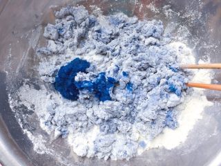 蓝天白云馒头,来和蓝色面团：将面粉和酵母粉、白糖放入盆中拌匀，加入适量紫甘蓝汁，边加边用筷子搅拌成絮状。
