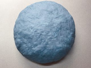 蓝天白云馒头,再用手和成软硬适中的面团，盖上保鲜膜放温暖处发酵至2倍大。