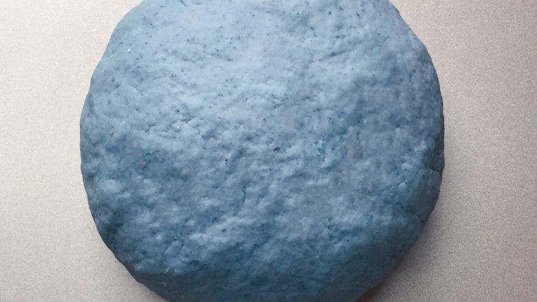 蓝天白云馒头,再用手和成软硬适中的面团，盖上保鲜膜放温暖处发酵至2倍大。