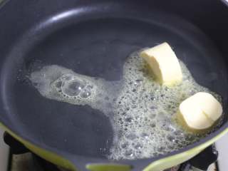 雪花酥,黄油放入锅中，小火融化（锅一定要用不沾锅）