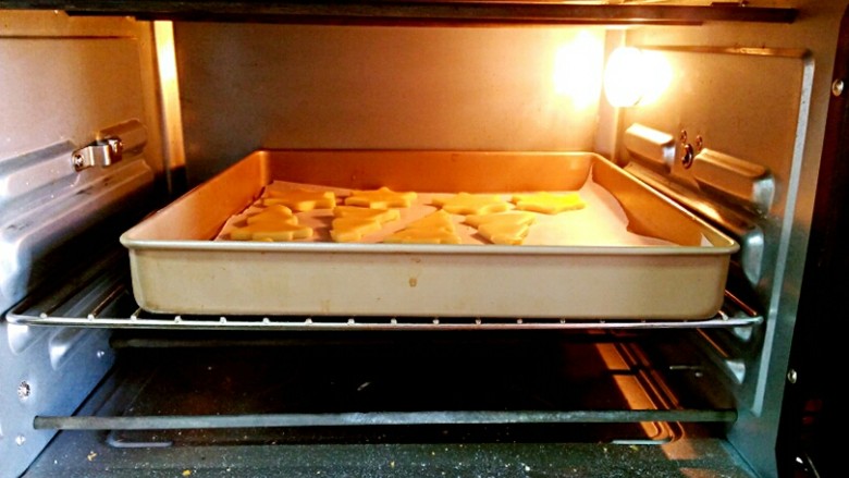 圣诞糖霜饼干,烤箱150度，中层上下火烤18分钟左右。
