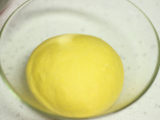 小鸡馒头,南瓜切片蒸熟用料理机打碎，取140克加水、酵母和面粉揉成光滑的面团，盖上保鲜膜发酵