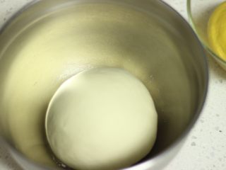 小鸡馒头,白色面团的原料混合揉成光滑的面团，盖上保鲜膜发酵