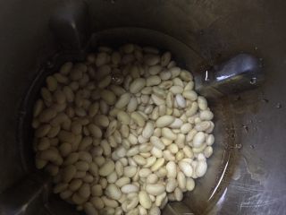 海参蒸蛋,豆浆机里放入之前泡好的黄豆，打豆浆