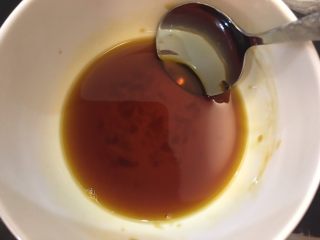 海参蒸蛋,蒸蛋的时候可以调个酱汁：温开水＋生抽＋蚝油，等下浇汁用的