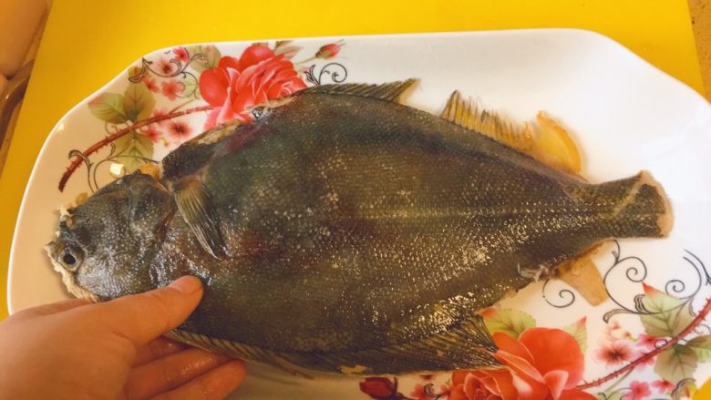 蒸系列★清蒸鲽鱼「经典粤式蒸法」,把腌制好的鱼，放上去。