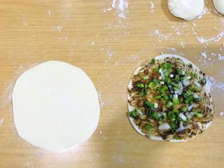 饺子皮版酱香葱油饼,撒上葱花。