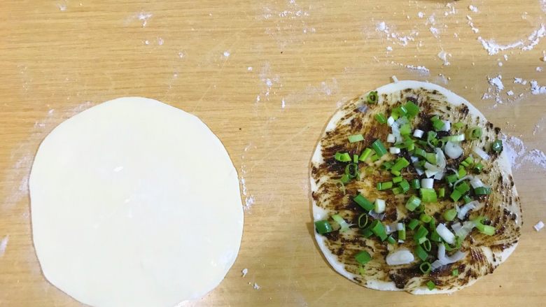 饺子皮版酱香葱油饼,撒上葱花。
