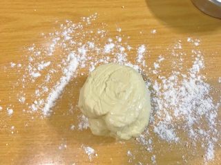 饺子皮版酱香葱油饼,取出解冻后面团，案板撒上干粉，揉光。