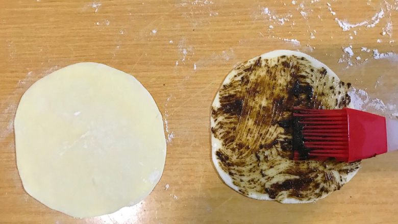 饺子皮版酱香葱油饼,一片上抹上甜面酱。