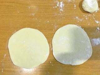 饺子皮版酱香葱油饼,小剂子擀成饺子皮。